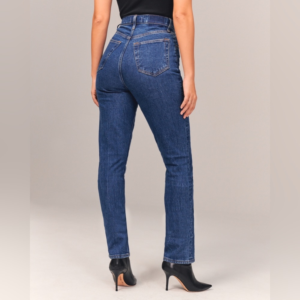 NYT - Abercrombie Curve Love Ultra High Rise 90s Slim Straight Jean